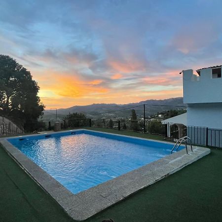 Noviembre La Iruela Villa Bagian luar foto